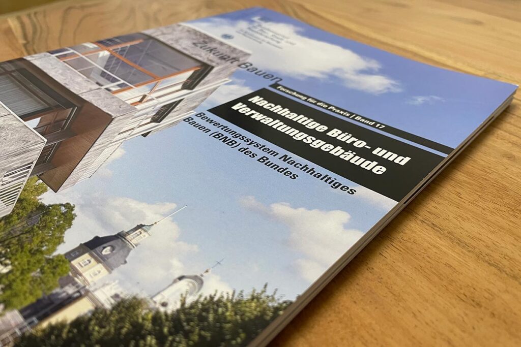 Tobias Wolf war beteiligt an der Erstellung der Broschüre Nachhaltige Büro- und Verwaltungsgebäude des BNB (Bundes).
